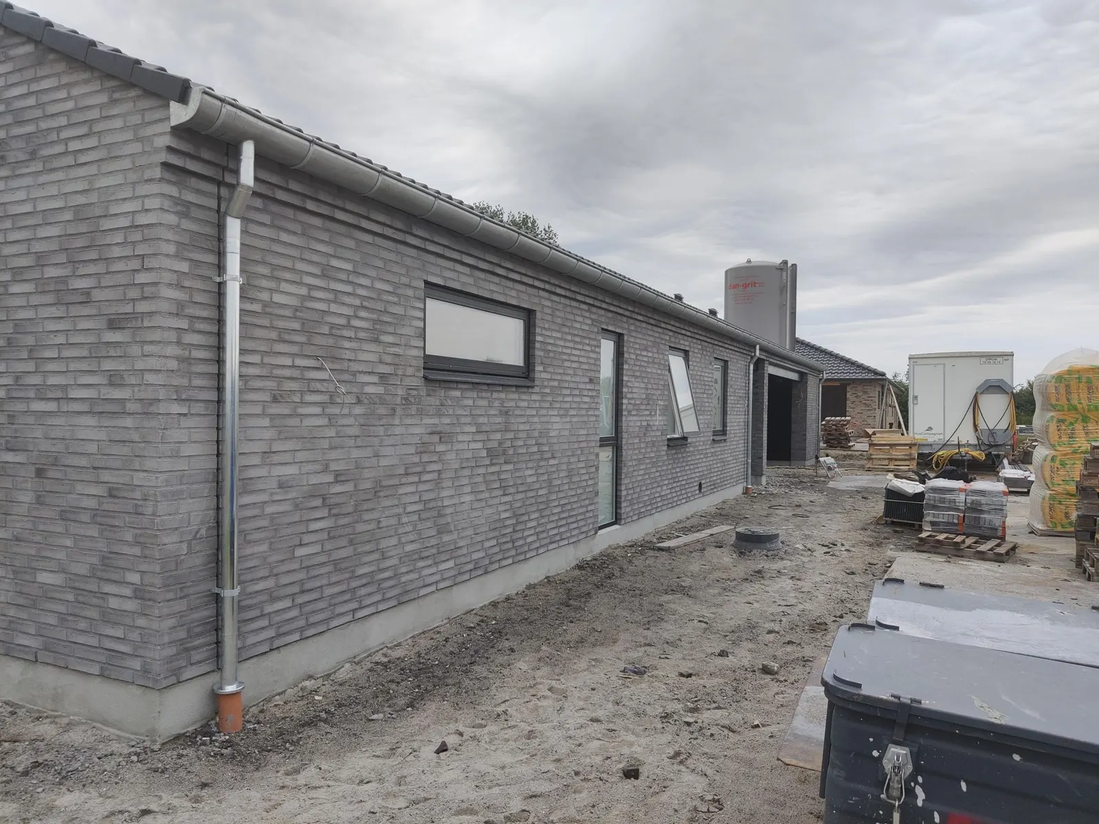 Facade under opbygning med isolering og murværk